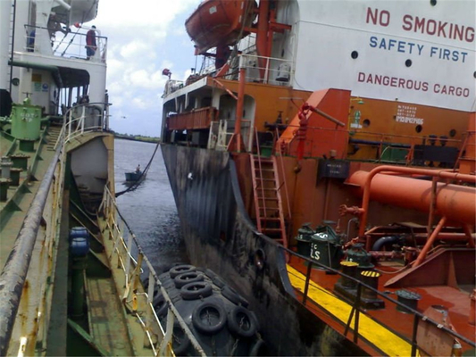 Fenders pneumatici in gomma Yokohama per la protezione delle navi