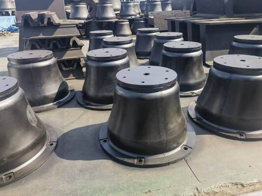 CCS Certified Cone Rubber Fender SGS Approved Durable Marine Dock Protection Equipment per applicazioni di ormeggio e ormeggio delle navi